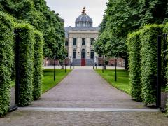 De laan van Paleis Huis ten Bosch met in de verte het bordes voor de presentatie van het kabinet