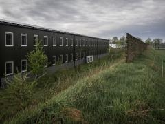 rij huizen aan een weiland 