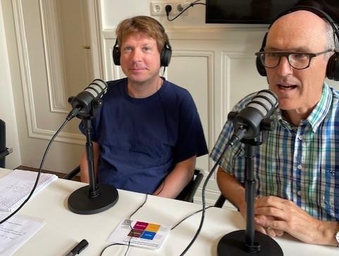 PBL-onderzoekers Bert Hof en Jan Ritsema van Eck achter de microfoon tijdens de opname van de podcast