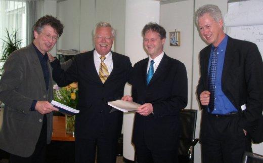 Foto van de overdracht van de EmissieRegistratie naar het MNP